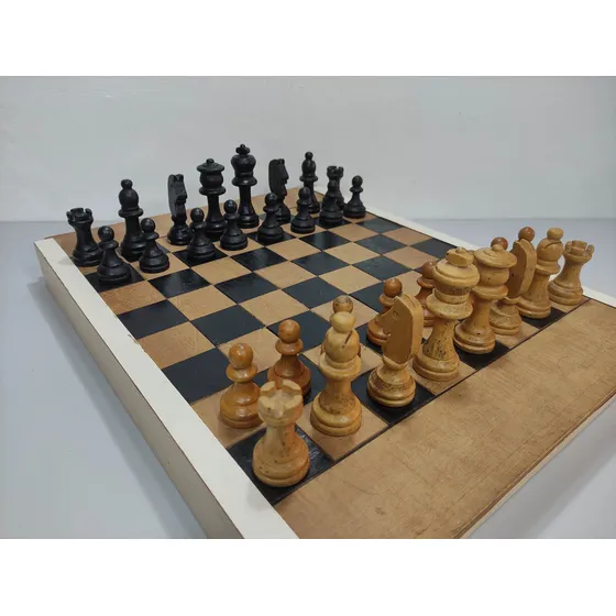 Jogo De Xadrez Peças Antigas Tabuleiro Madeira 9c9