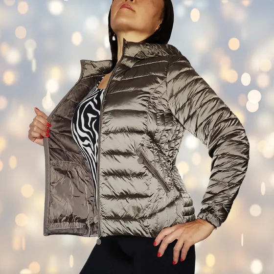 Campera Metalizada Corta Piel Capucha Desmontable Hermosa