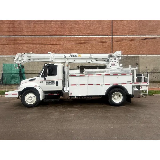 Camión International 2004 Grúa Altec 24000 Lbs Aislada 46 Kv