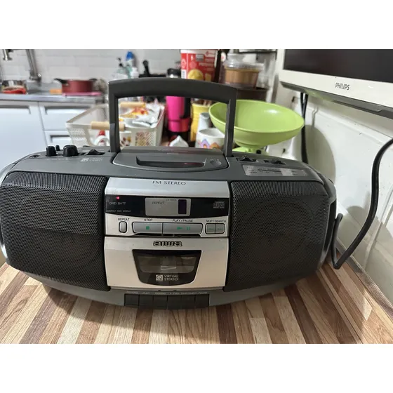 Rádio Gravador Aiwa Es-225  (cd Com Defeito)