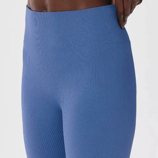 Detalhe da cintura e parte superior de uma calça feminina Hering na cor azul batik com textura canelada