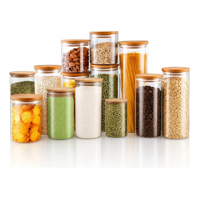 Conjunto de 13 potes de vidro herméticos de diferentes tamanhos com tampas de bambu, preenchidos com diversos mantimentos como macarrão, grãos e temperos