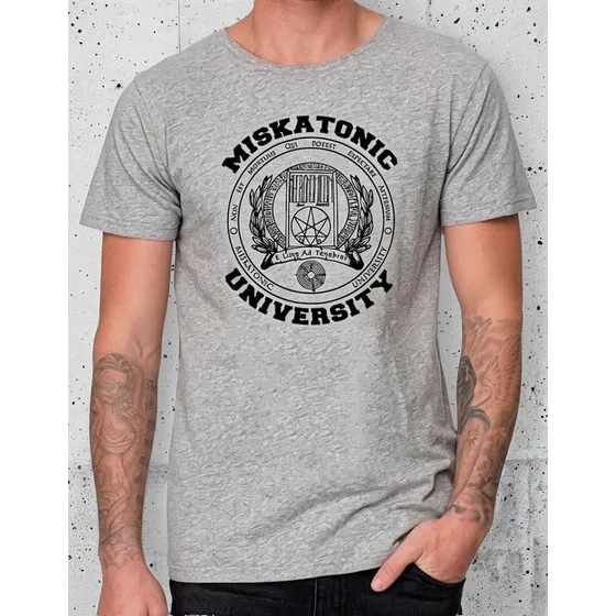 Remera Miskatonic University Lovecraft 100% Algodon 1041