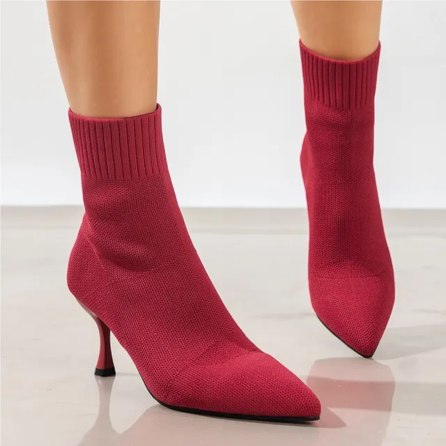 L Mujer De Botas Cortas Con Puntas Puntiagudas Y Tacones