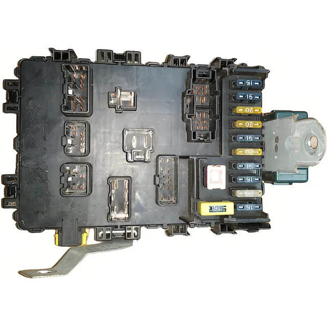 Fusiblera Caja De Fusibles Y Relay Chevrolet Esteem