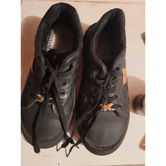Zapatos Negro Modernos Usados Con Detalles