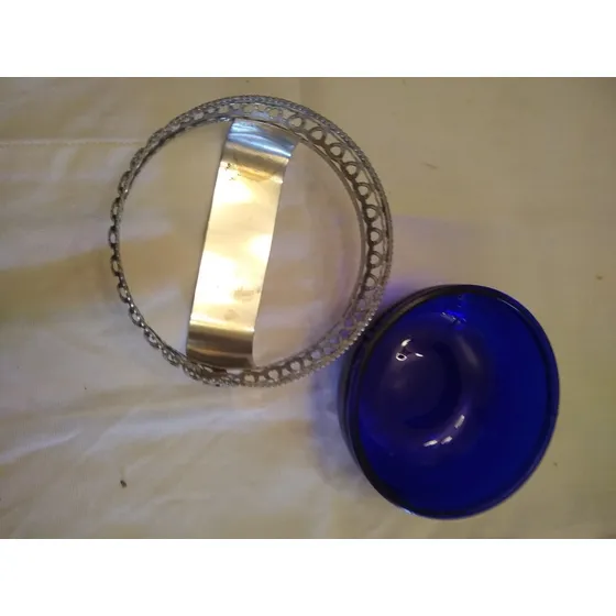 Salcera De Cristal Azul Con Marco De Aluminio. Usada