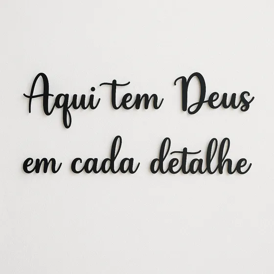 Placa Decorativa  Aqui Tem Deus Em Cada Detalhe  Mdf Preto