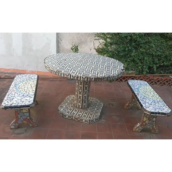 Mesa De Cemento Y Azulejos Con Dos Bancos