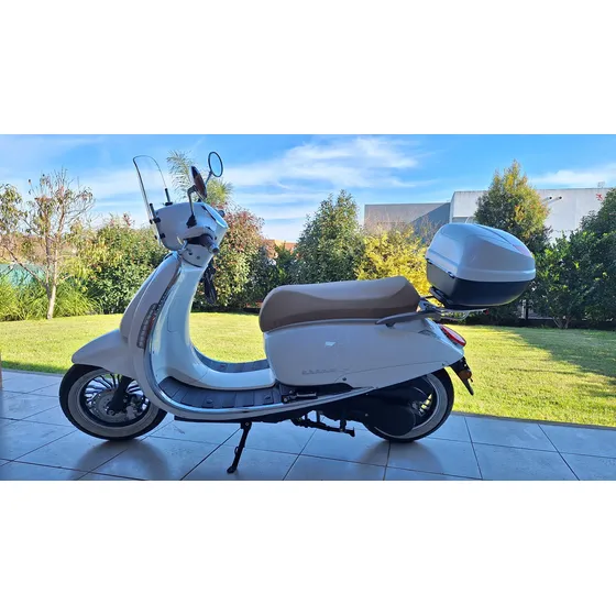 Scooter Vintage Con Parabrisas, Baúl. Incluye Funda Nueva.