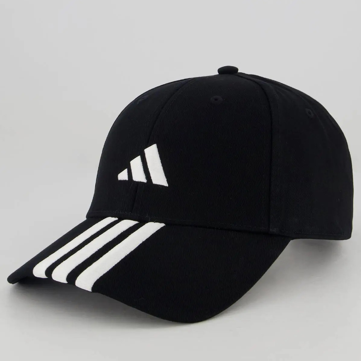 Boné adidas na cor preta com as três listras brancas icônicas na aba e o logotipo da marca bordado na parte frontal