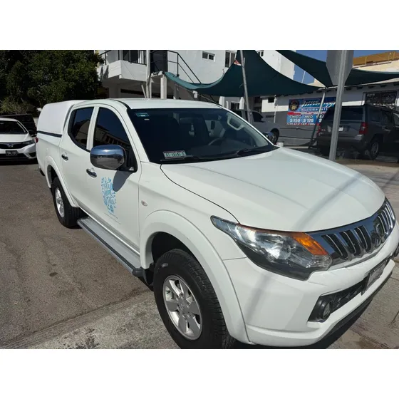 Mitsubishi L200 2.4 Cabina Doble 4x2 Mt