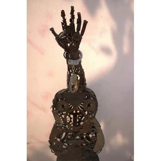 Escultura Moderna Hecha De Chatarra Metálica