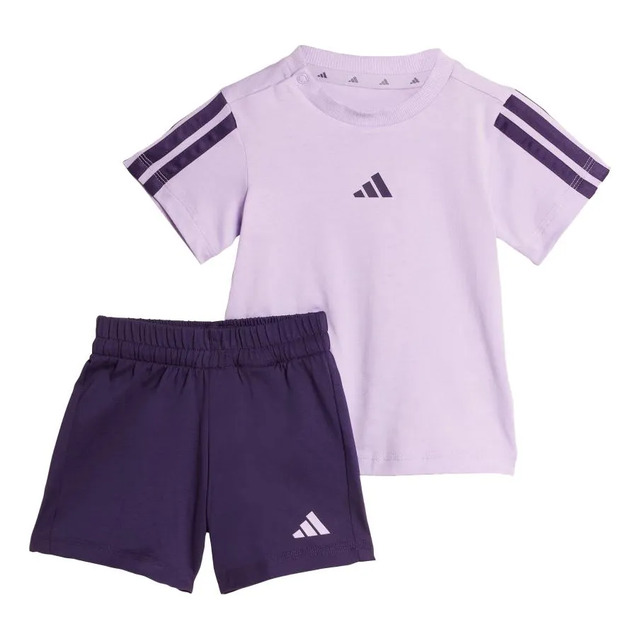 Conjunto infantil adidas Essentials Tee Set na cor púrpura, composto por camiseta de manga curta com logo centralizado e shorts com listras laterais.
