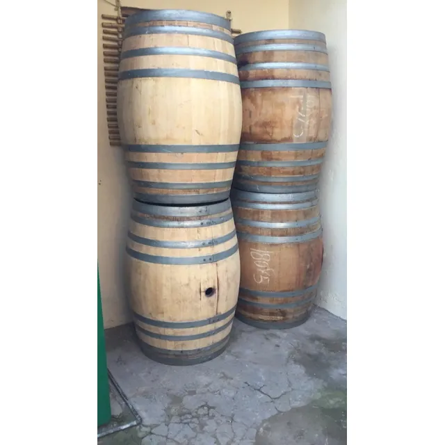 Barricas De Vino Al Natural Y Rapretadas En Perfecto Estado