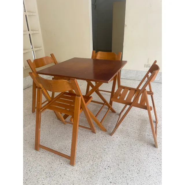 Juego De Mesa Y Sillas De Madera