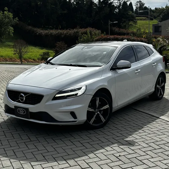 Volvo V40 2018 2.0 T4 Drive-e R-design