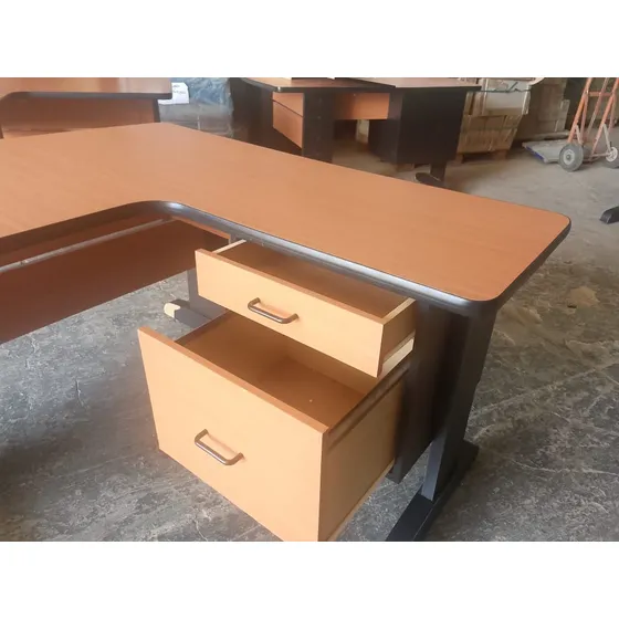 Escritorio De Oficina En Forma De L Con Gaveta Usado