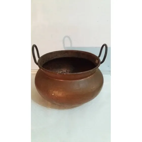 Maceta De Bronce Usada Como Decoración