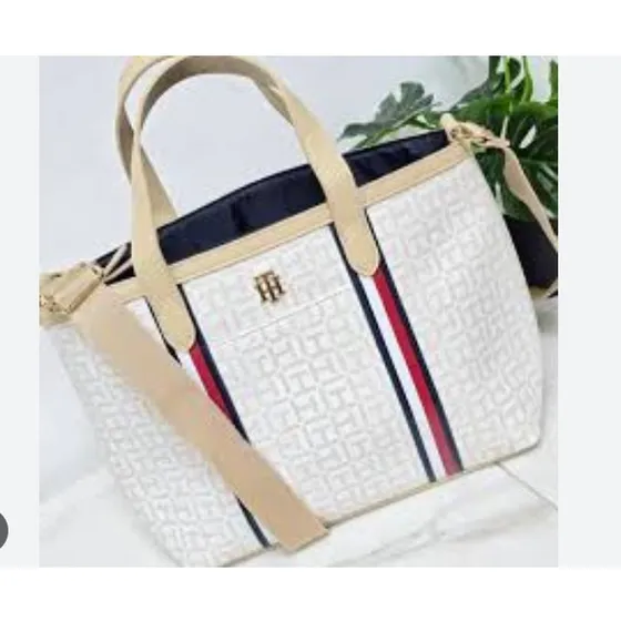 Cartera Gran Tommy Hilfiger Blanco Con Letras Beige Y Strap