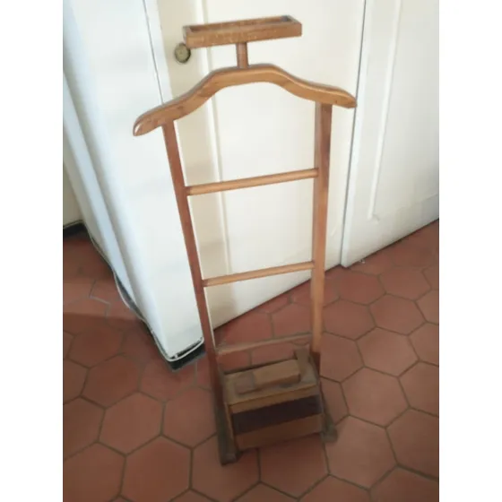 Perchero De Madera Con Caja De Limpiabotas, Esta En Caracas