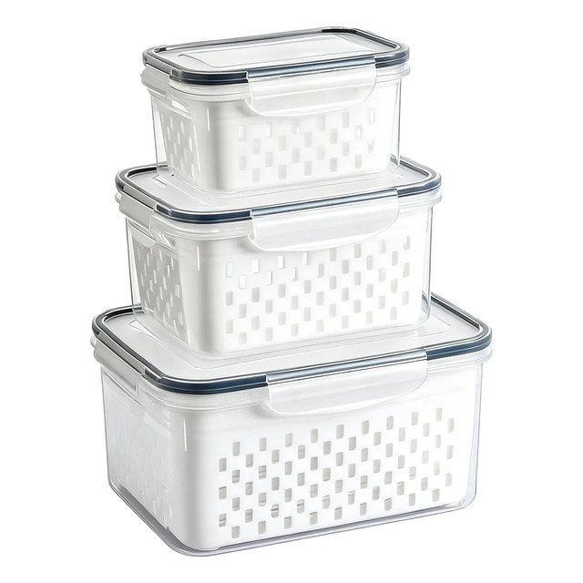 Conjunto de três organizadores de geladeira de tamanhos variados, empilhados, na cor branca com design vazado e tampas transparentes.