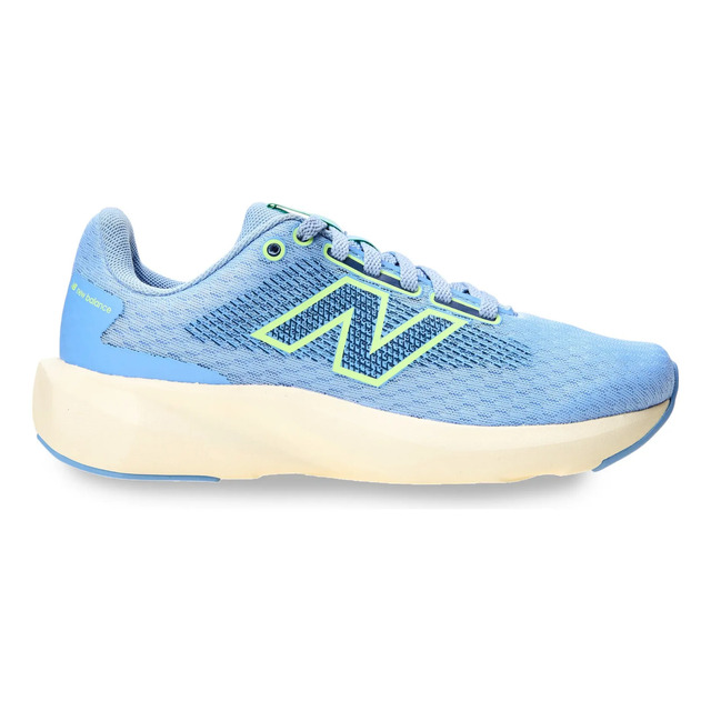 Tênis esportivo feminino New Balance 413v3 na cor azul-claro com detalhes em verde limão no logo lateral e entressola em tom creme, visto de perfil.