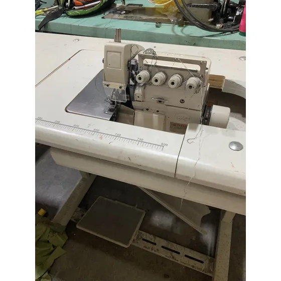 Máquina Overlock Pegasus