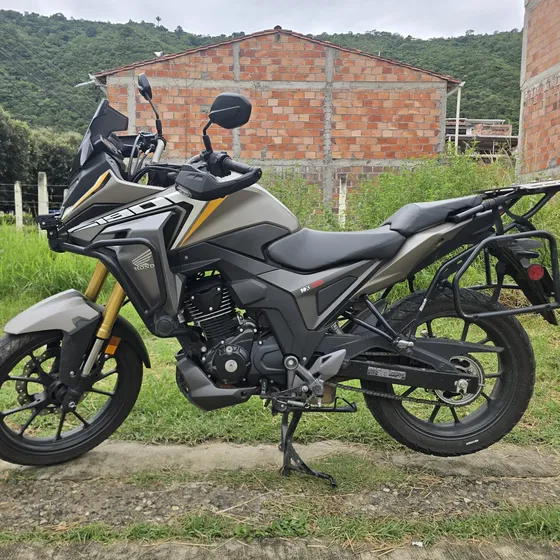 Moto Tipo Touring, Con Todos Los Accesorios Para Viajar