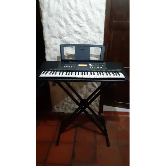  Teclado Yamaha Psr E333 Poco Uso De 5 Octavas Con Su Base