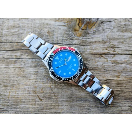 Reloj Orient Diver Quartz Vintage Plateado Rojo Celeste