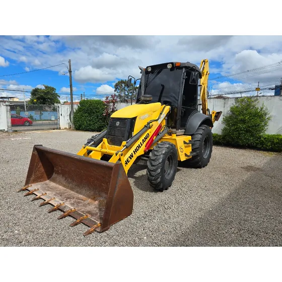 New Holland B 95b - 4x4 - 5.269 Horas - 2021 - Ótimo Estado