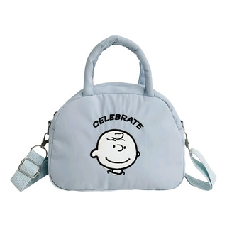 Bolsa Al Hombro En Azul Pastel Con Bordado De Charlie Brown Bolsa Al Hombro En Azul Pastel Con Bordado De Charlie Brown