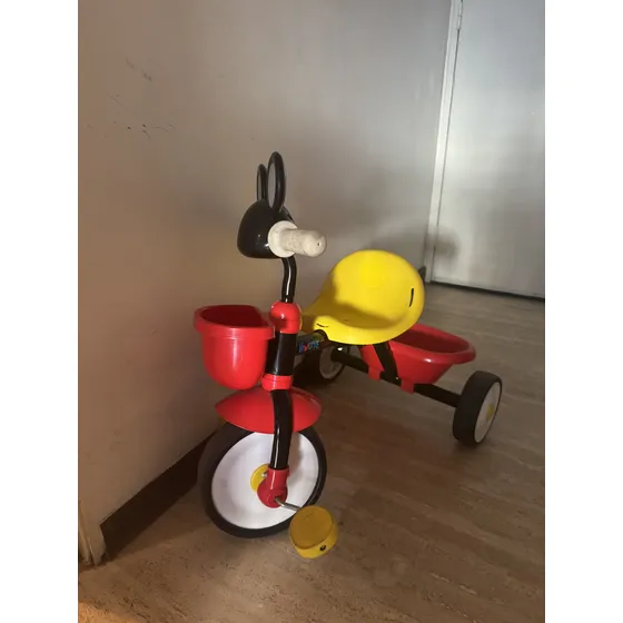 Triciclo De Mickey Mouse Usado Con Detalles Mínimos