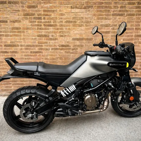 Hermosa  Svartpilen 250, Prácticamente Nueva, Con Accesorios