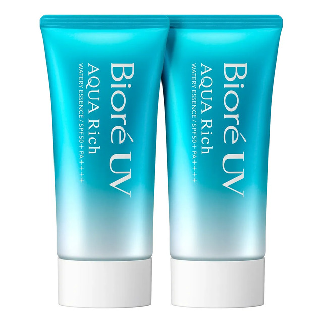 Duas embalagens tubulares do protetor solar Bioré Aqua Rich Watery Essence com degradê azul e tampa branca, posicionadas lado a lado.