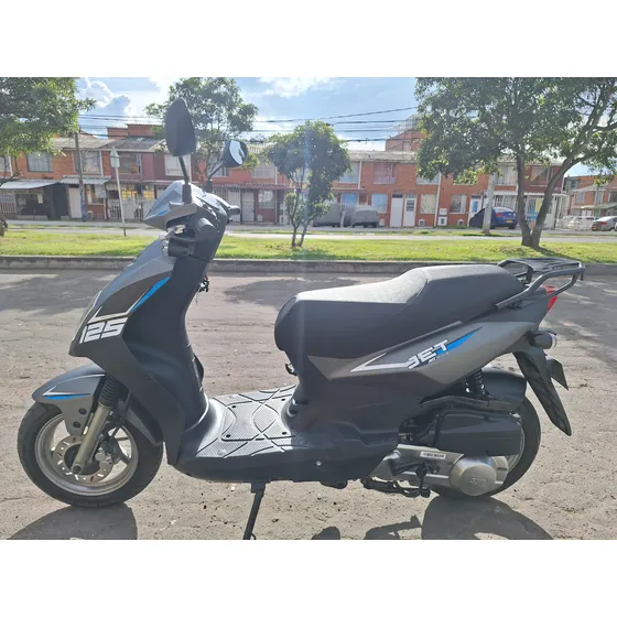 Moto Automática Akt Jet 125 De Color Gris Mate Negro.