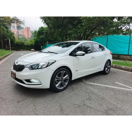Kia Cerato Pro 1.6 Summa Automático Rin 17” Cuero Dvd Encendido De Botón