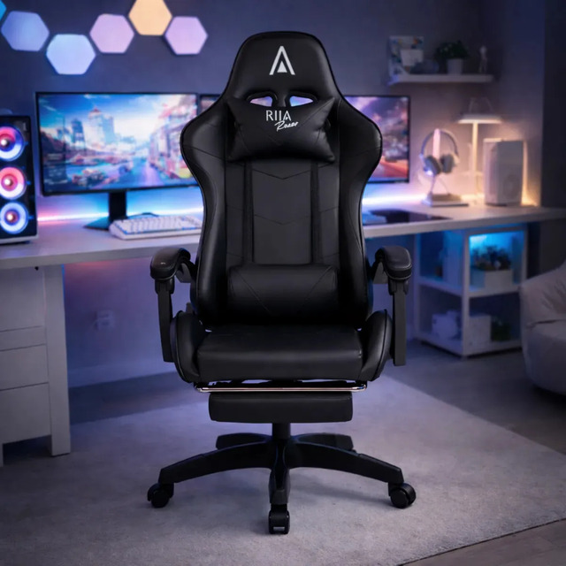 Cadeira gamer Alpha Rija preta de couro sintético com apoio de pernas retrátil em setup de PC
