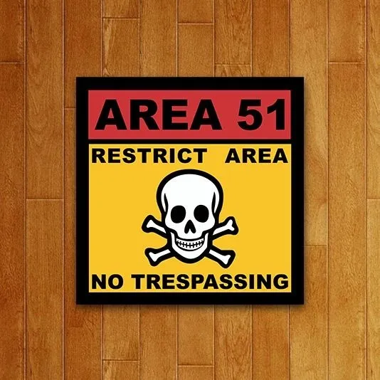 Placa Decorativa Nerd - Aliens Area 51 (27x27)