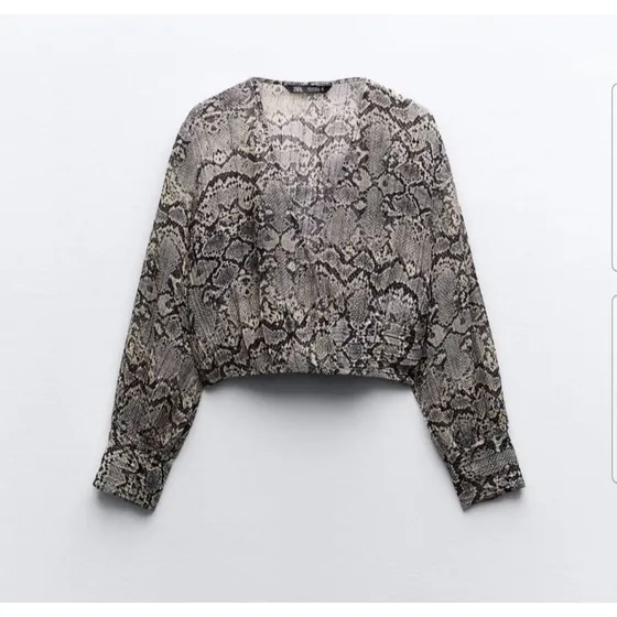 Blusa, Estampado Serpiente Zara.