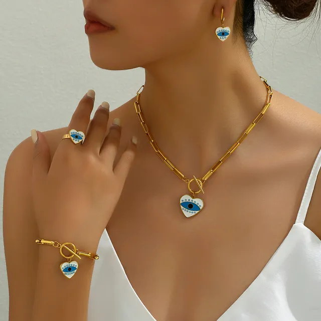 Un Conjunto De Collar Y Anillo Versátil