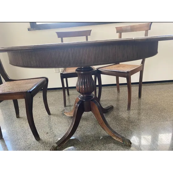 Mesa Antiga Redonda Com Extensão Para  Oval De Seis Lugares