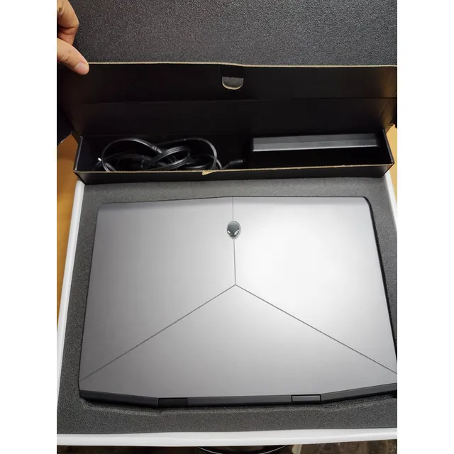 Alienware M17 Rtx 2070 Max- Q Design I7-8750h 512 Ssd 1tb Negro