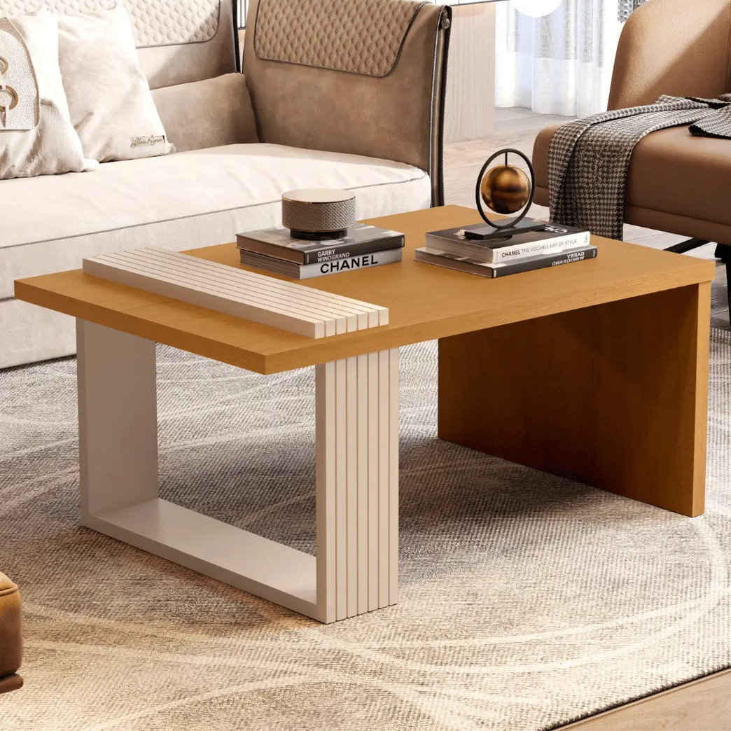Mesa de centro industrial com tampo na cor madeira nature e base estrutural em tom off white, posicionada sobre um tapete em sala de estar decorada.