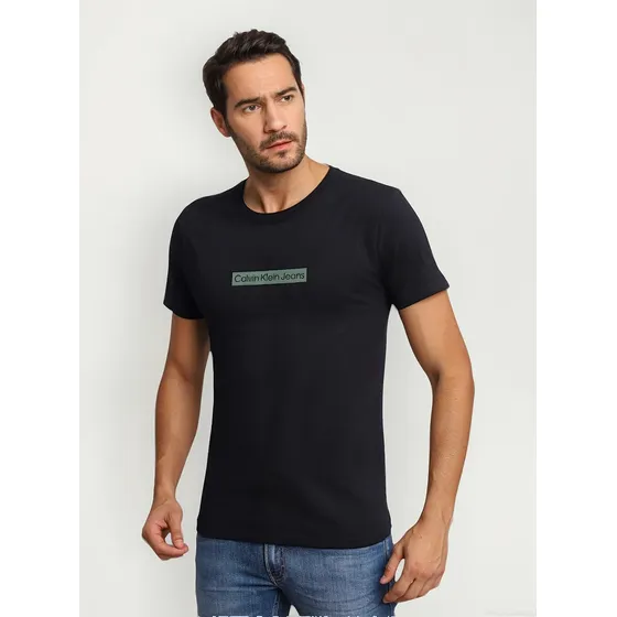 Camiseta Calvin Klein Jeans Logo Central Em Relevo =
