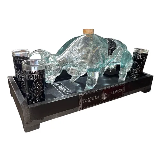 Toro Licorera 700ml Con 4 Tequileros 60ml Con Base De Madera Agua