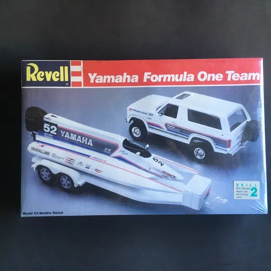 Kit Revell  F-1 Team Ford Bronco + Lancha + Carreta 1/25