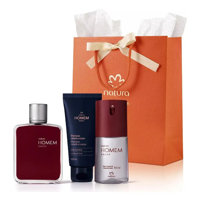 Kit presente Natura Homem Sagaz contendo um perfume, um shampoo cabelo e corpo e um deo corporal, dispostos ao lado de uma sacola de presente laranja da marca.