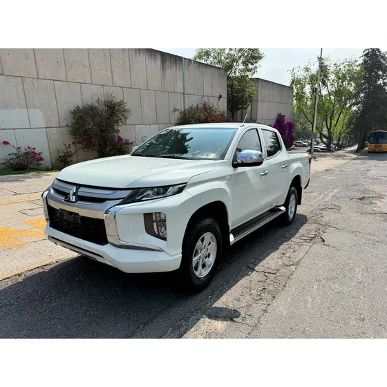 Mitsubishi L200 2.4 Cabina Doble 4x2 Mt